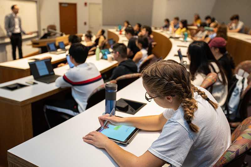 澳门金沙娱乐城app韦瑟黑德管理学院的教室照片, 重点关注使用平板设备的学生